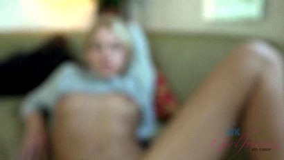 Перед тем, как вставить свой огромный хер в дырку блонды, мужичок ей помастурбировал